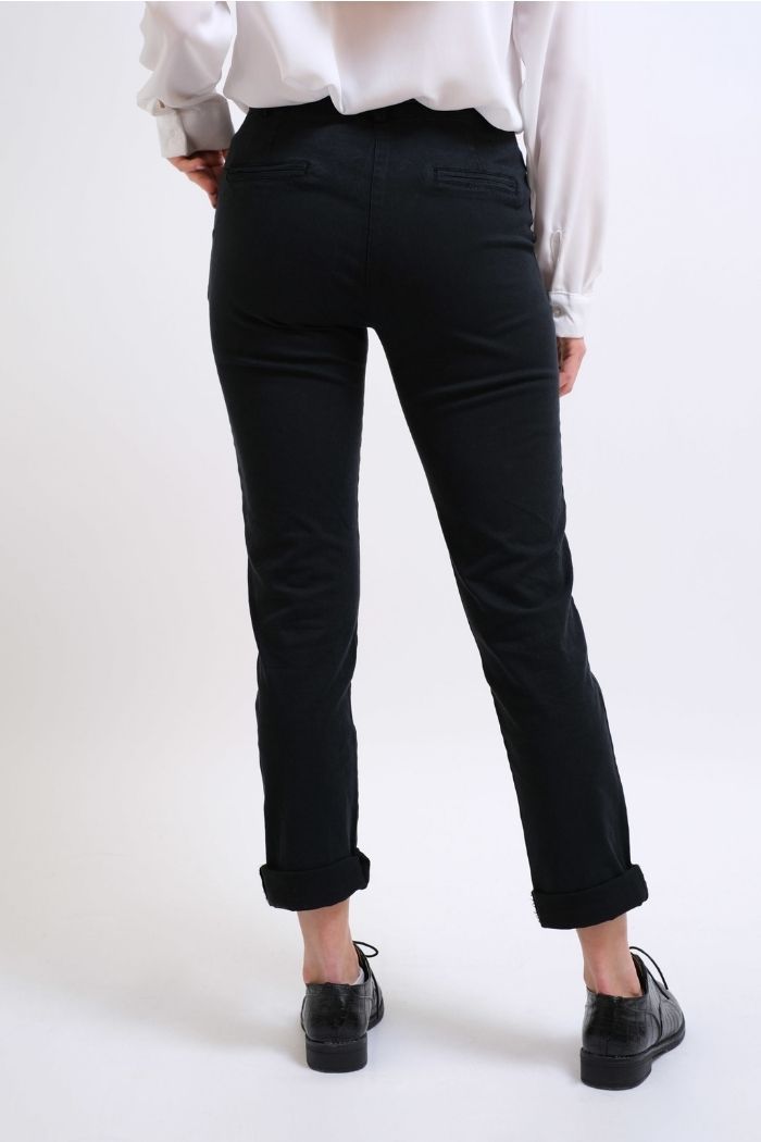 Παντελόνι Τσίνο Σε Μαύρο χρώμα, με ζώνη στην μέση.