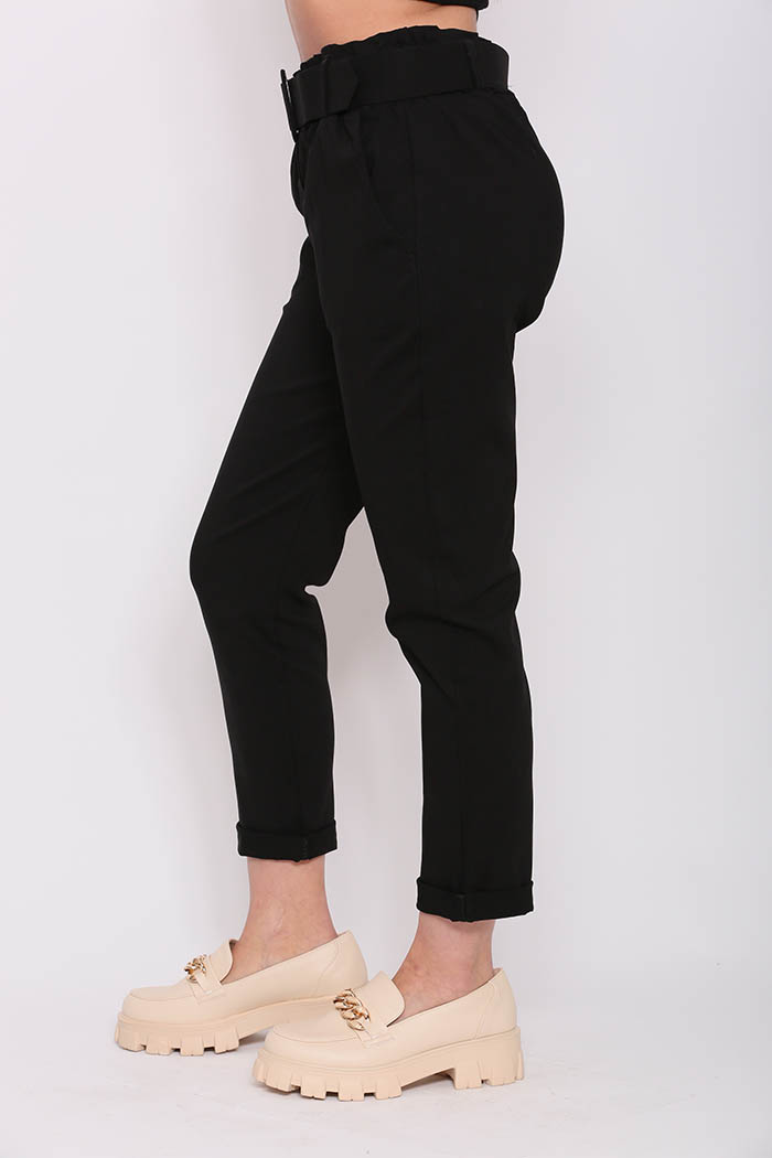 Παντελόνι Ελαστικό Σε Μαύρο χρώμα, με λάστιχο στη μέση και σετ με τη ζώνη.
